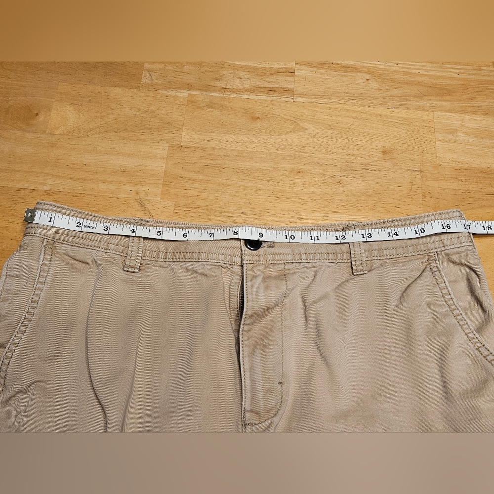 IZOD Men's Khaki Cargo Shorts, Size 32 - Picture 8 of 8